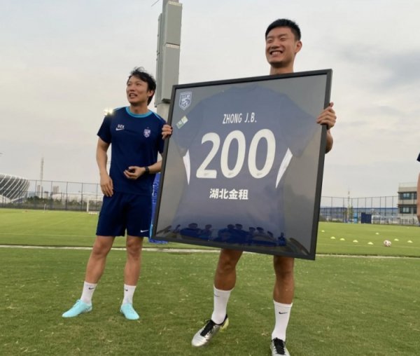 钟晋宝领取活命200场回顾球衣：雅雀无声200场，感德通盘